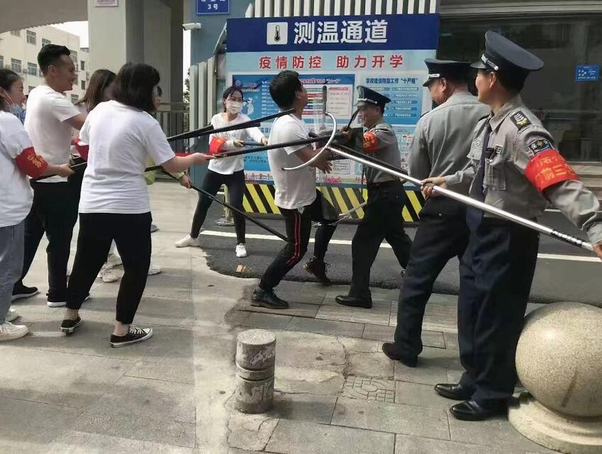 公安分局內(nèi)保大隊(duì)、獵鷹保安公司聯(lián)合開展校園反恐防暴演練活動(dòng)