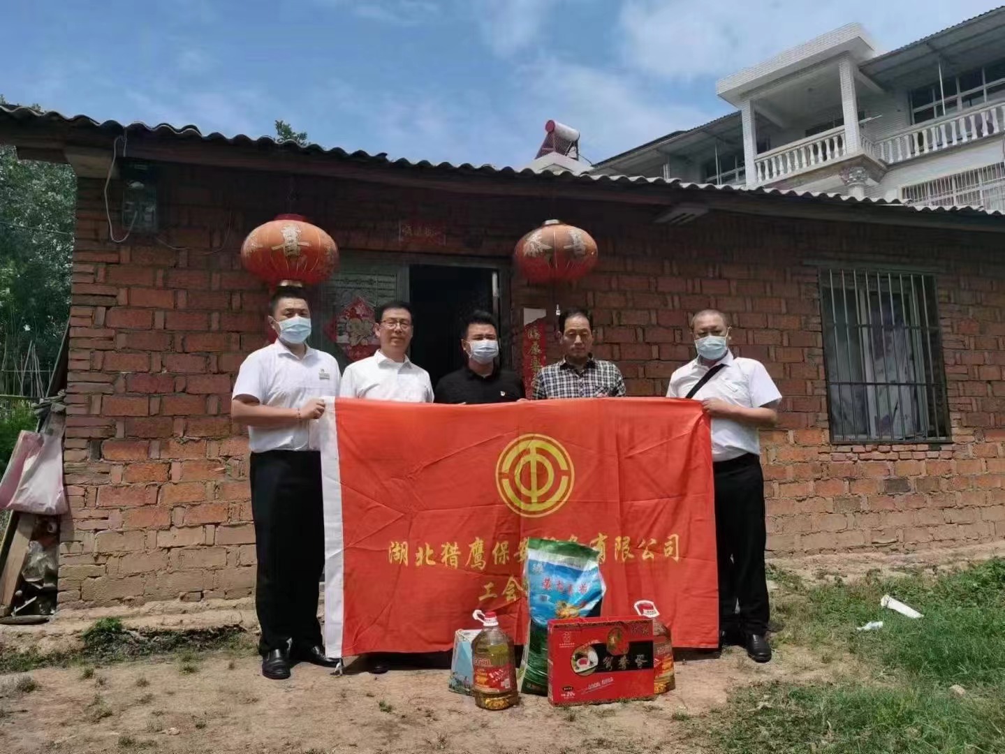 端午節(jié)將至，獵鷹企業(yè)組織員工走進(jìn)鄉(xiāng)村，為老人送去生活物資