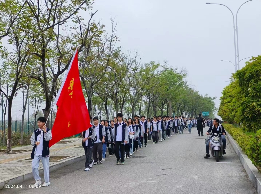 棗陽(yáng)市師苑高中 春風(fēng)伴研學(xué)，獵鷹保護(hù)航。